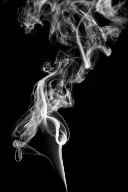 Siyah arkaplanda beyaz duman