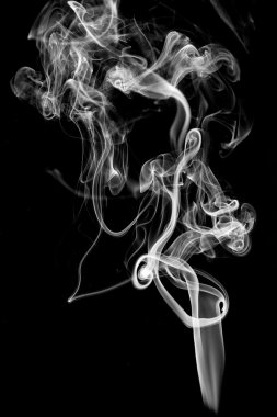 Siyah arkaplanda beyaz duman