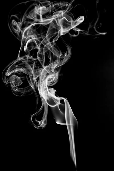 Witte rook op zwarte achtergrond — Stockfoto