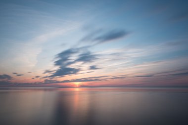 Denizin üzerinde gün batımı