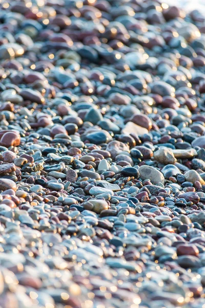 Steiner på strand og sjøvann – stockfoto