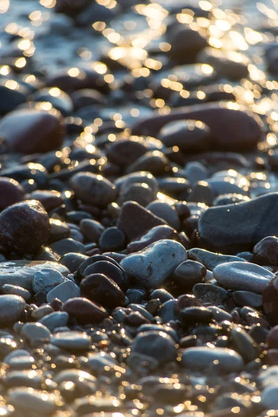 Piedras en la playa y el agua de mar — Foto de Stock