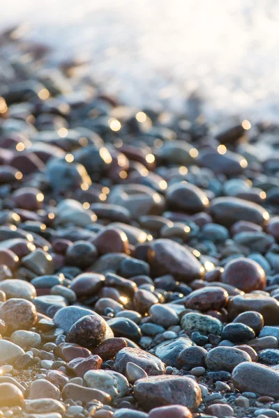 Piedras en la playa y el agua de mar — Foto de Stock