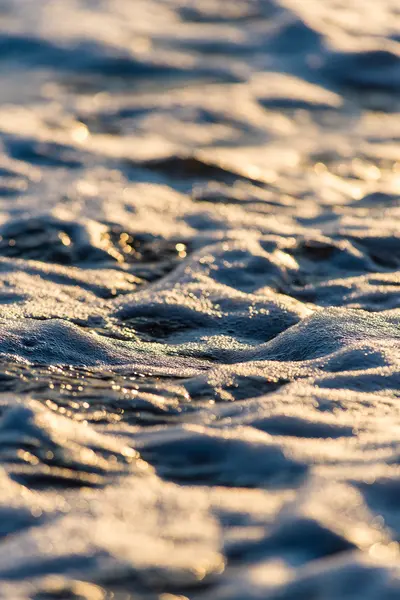 Pierres sur la plage et l'eau de mer — Photo