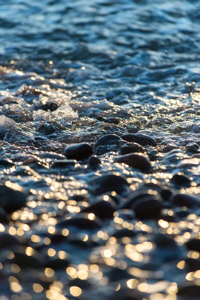 Pedras na praia e na água do mar — Fotografia de Stock