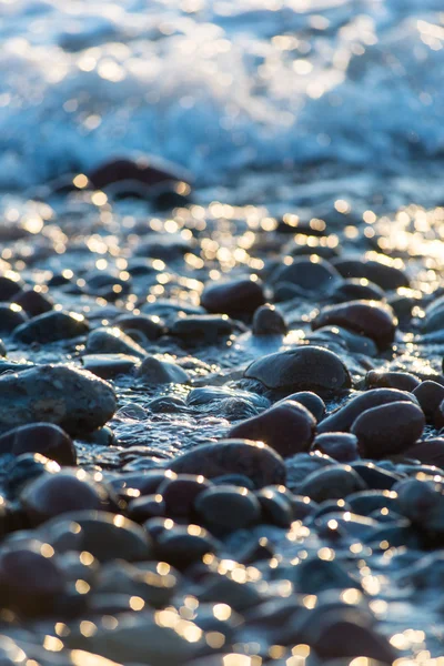 Steine am Strand und im Meerwasser — Stockfoto