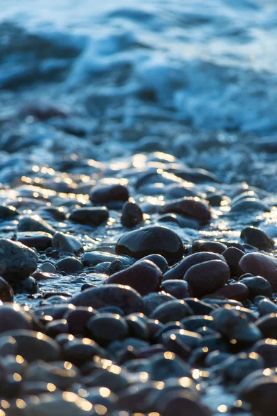 Pedras na praia e na água do mar — Fotografia de Stock
