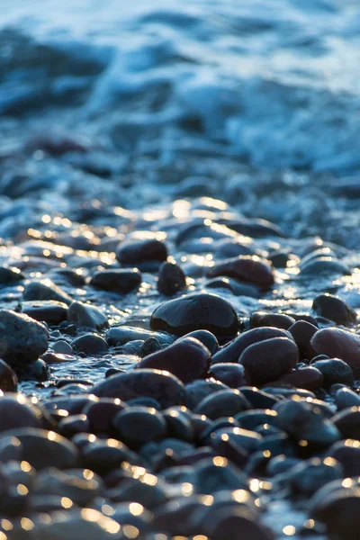 Stenen op het strand en de zee water — Stockfoto