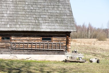 tuğla baca ile eski kırsal ev