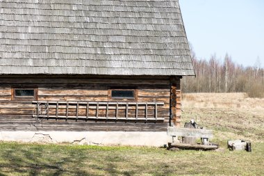 tuğla baca ile eski kırsal ev