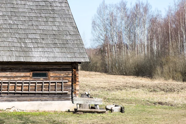 Ancienne maison de campagne avec cheminée en brique — Photo