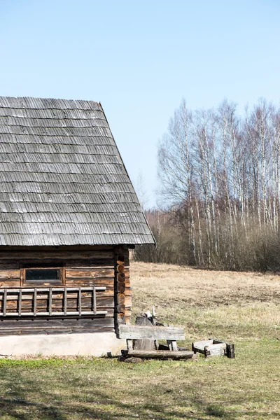 Ancienne maison de campagne avec cheminée en brique — Photo