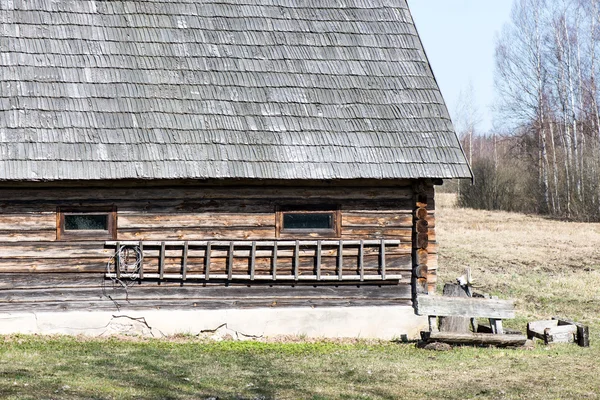 Oud platteland huis met baksteen schoorsteen — Stockfoto
