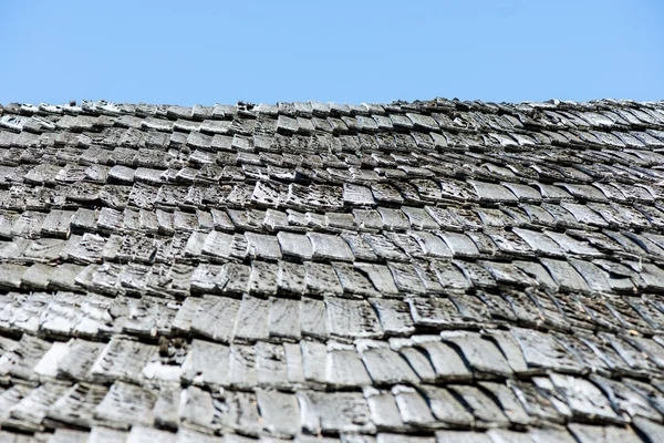 Tuğla baca ve ahşap çatı ile eski kırsal ev — Stok fotoğraf