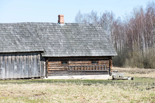 Casa rural velha com chaminé de tijolo — Fotografia de Stock