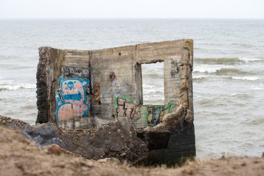 Dalgalar kayaların üzerinden'nde Günbatımı kırma