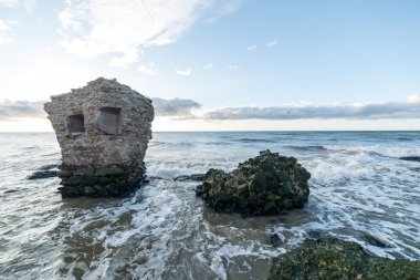 Dalgalar kayaların üzerinden'nde Günbatımı kırma