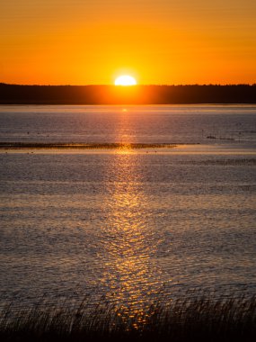 ülke göl üzerinde güzel gündoğumu