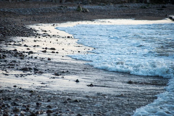 Olas aplastándose sobre rocas al atardecer —  Fotos de Stock