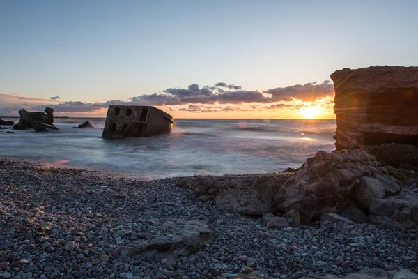 Onde che si frantumano sulle rocce al tramonto — Foto Stock