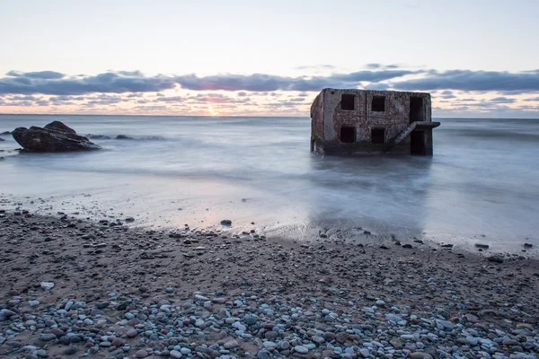 Onde che si frantumano sulle rocce al tramonto — Foto Stock