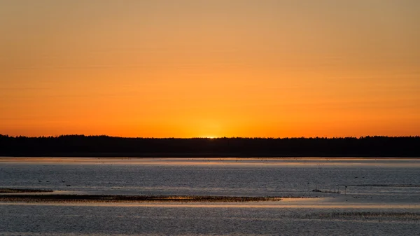 Beau lever de soleil sur le lac de campagne — Photo