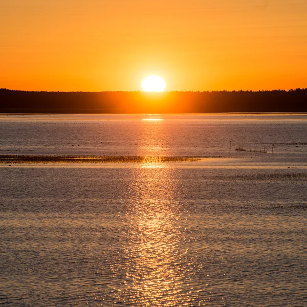 Bella alba sul lago di campagna — Foto Stock