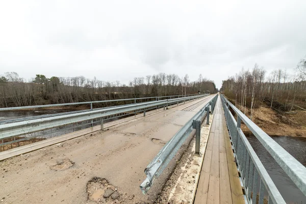 Bahar boş ülkede yol