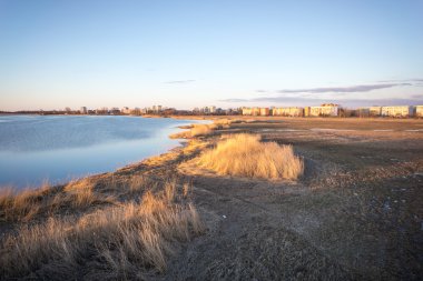 Gölün üzerinde güzel bir gün doğumu