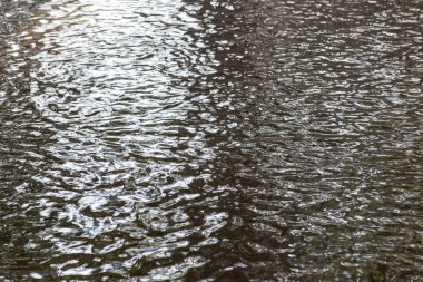 nehir üzerinde dramatik bulutlar