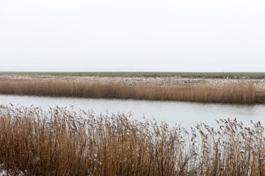 nehir üzerinde dramatik bulutlar