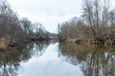 nehir üzerinde dramatik bulutlar