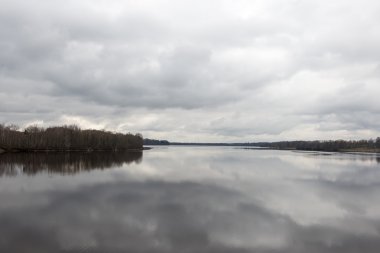 nehir üzerinde dramatik bulutlar