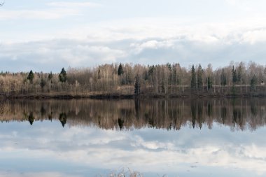 nehir üzerinde dramatik bulutlar