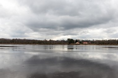 nehir üzerinde dramatik bulutlar