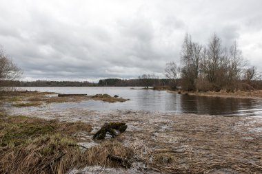 nehir üzerinde dramatik bulutlar