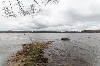 nehir üzerinde dramatik bulutlar