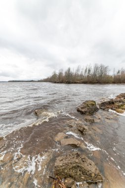 nehir üzerinde dramatik bulutlar