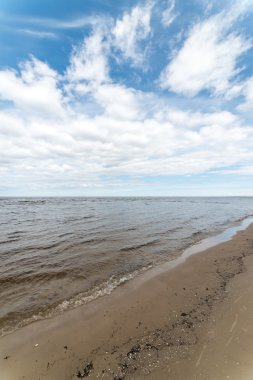 Beyaz bulutların üzerinde beach