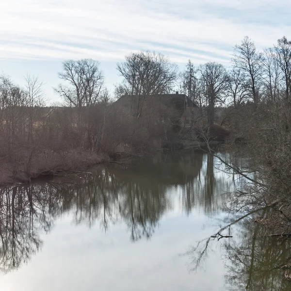 Nuages spectaculaires sur la rivière — Photo