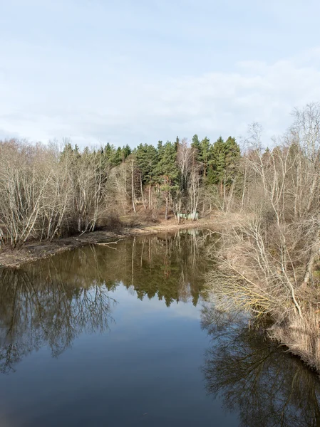 Nuages spectaculaires sur la rivière — Photo