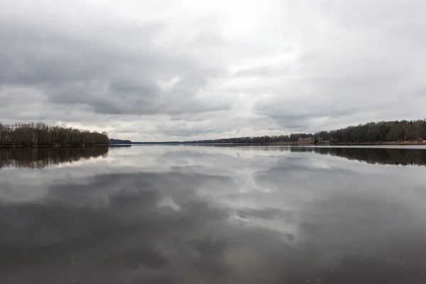 Dramatische wolken over de rivier — Stockfoto