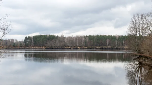 Nuvole drammatiche sul fiume — Foto Stock