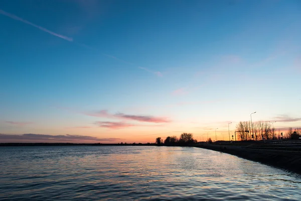 Hermoso amanecer sobre el lago — Foto de Stock