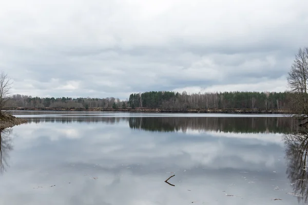 Dramatische wolken over de rivier — Stockfoto