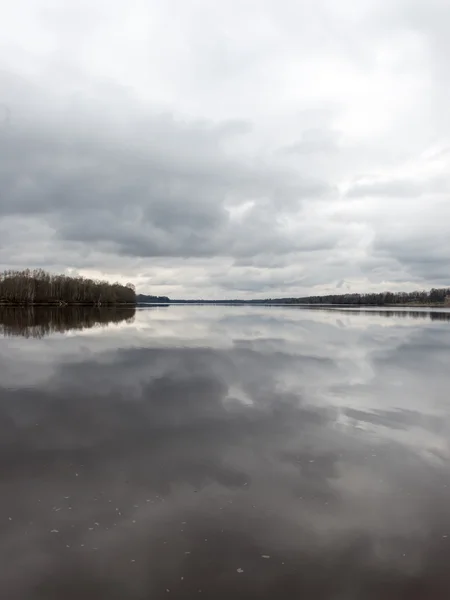 Dramatische Wolken über dem Fluss — Stockfoto