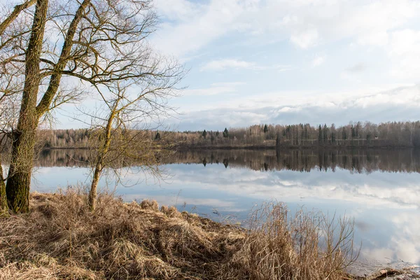 Dramatiska moln över floden — Stockfoto