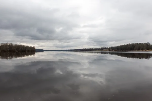 Dramatiska moln över floden — Stockfoto