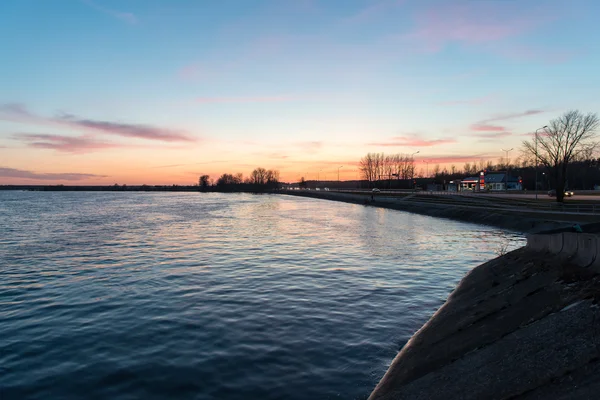 Hermoso amanecer sobre el lago — Foto de Stock