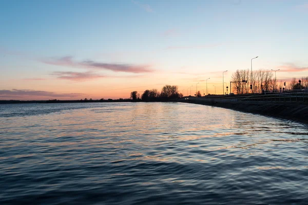 Schöner Sonnenaufgang über dem See — Stockfoto